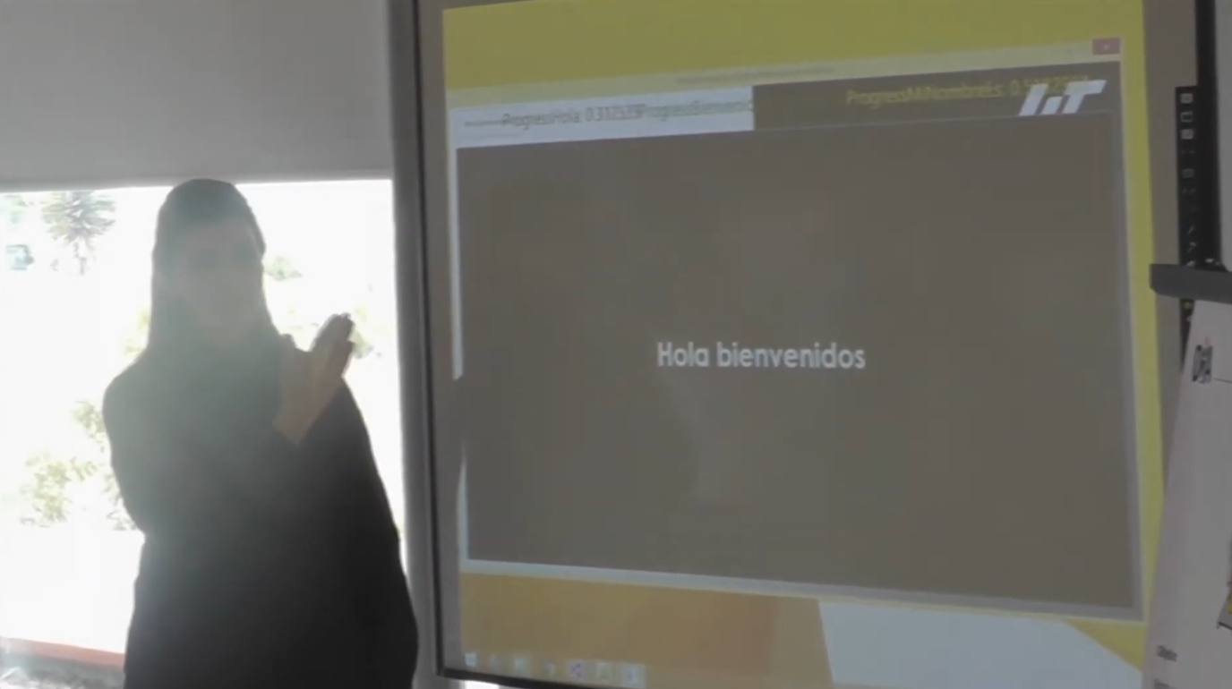 Demostración del traductor de lengua de señas en una presentación de proyectos
